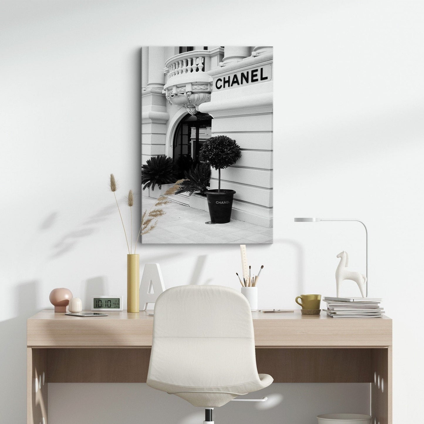 Office decor with fashion wall art